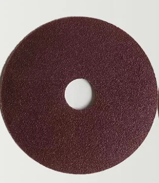 How does the way of fixing the sandpaper on the polishing disc affect the gri...